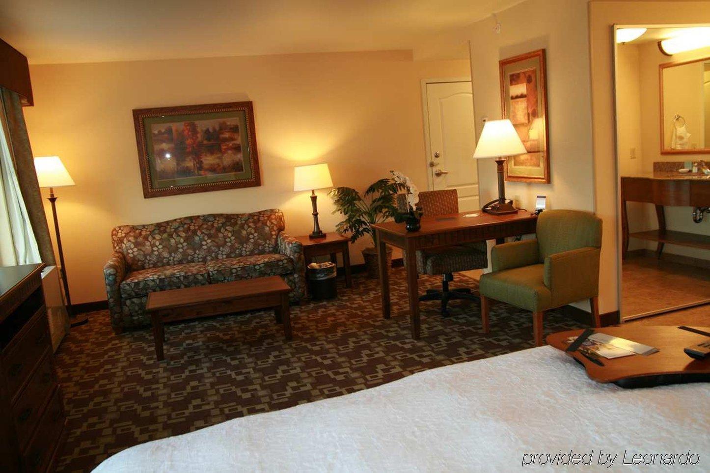Hampton Inn & Suites Fairbanks Oda fotoğraf